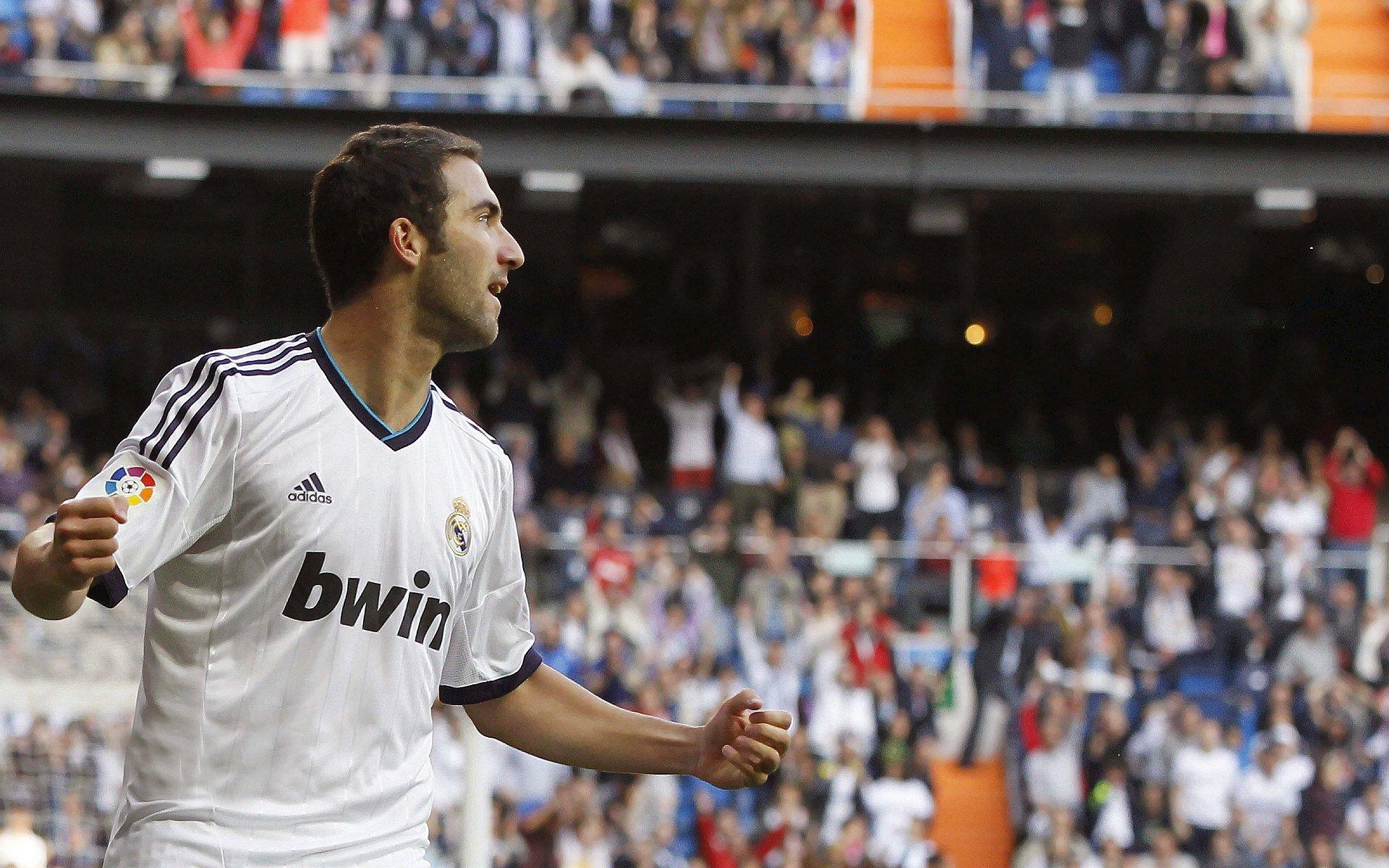 米内罗单骑闯关引争议,球迷热议这也不传吗?瞬间